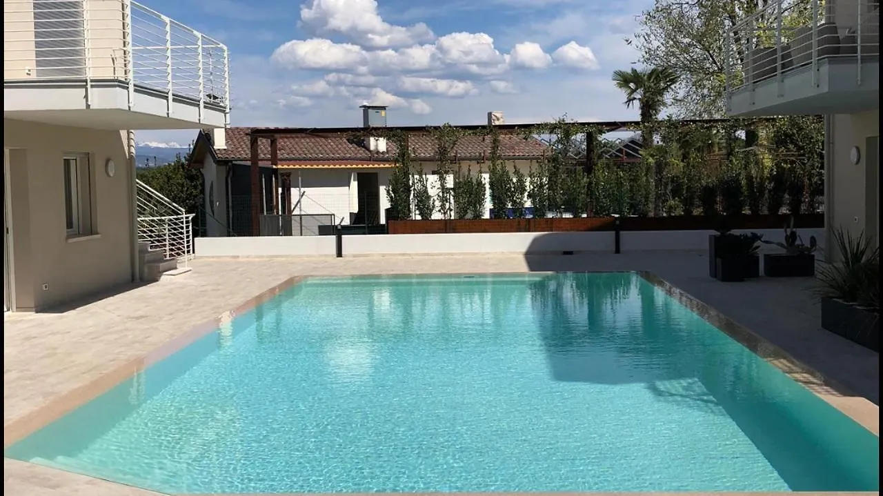 *Central Lakeside Apt*Swimming Pool & Free Parking Peschiera del Garda Appartement